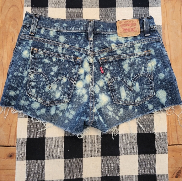 Levi Shorts - Picture 5 of 6